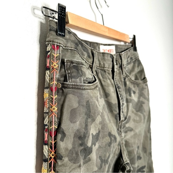 Driftwood | Jackie Sedona Camo Embroidered Sides Jeans Size 25 - Picture 2 of 7